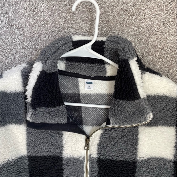 Old Navy Loose Sherpa Quarter-Zip Pullover - Picture 4 of 4